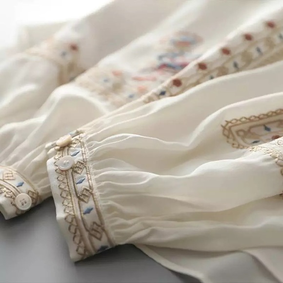 The Payton ReEdit Floral Shift Blouse With Blouson Sleeves And Floral Detailing - Picture 5 of 8